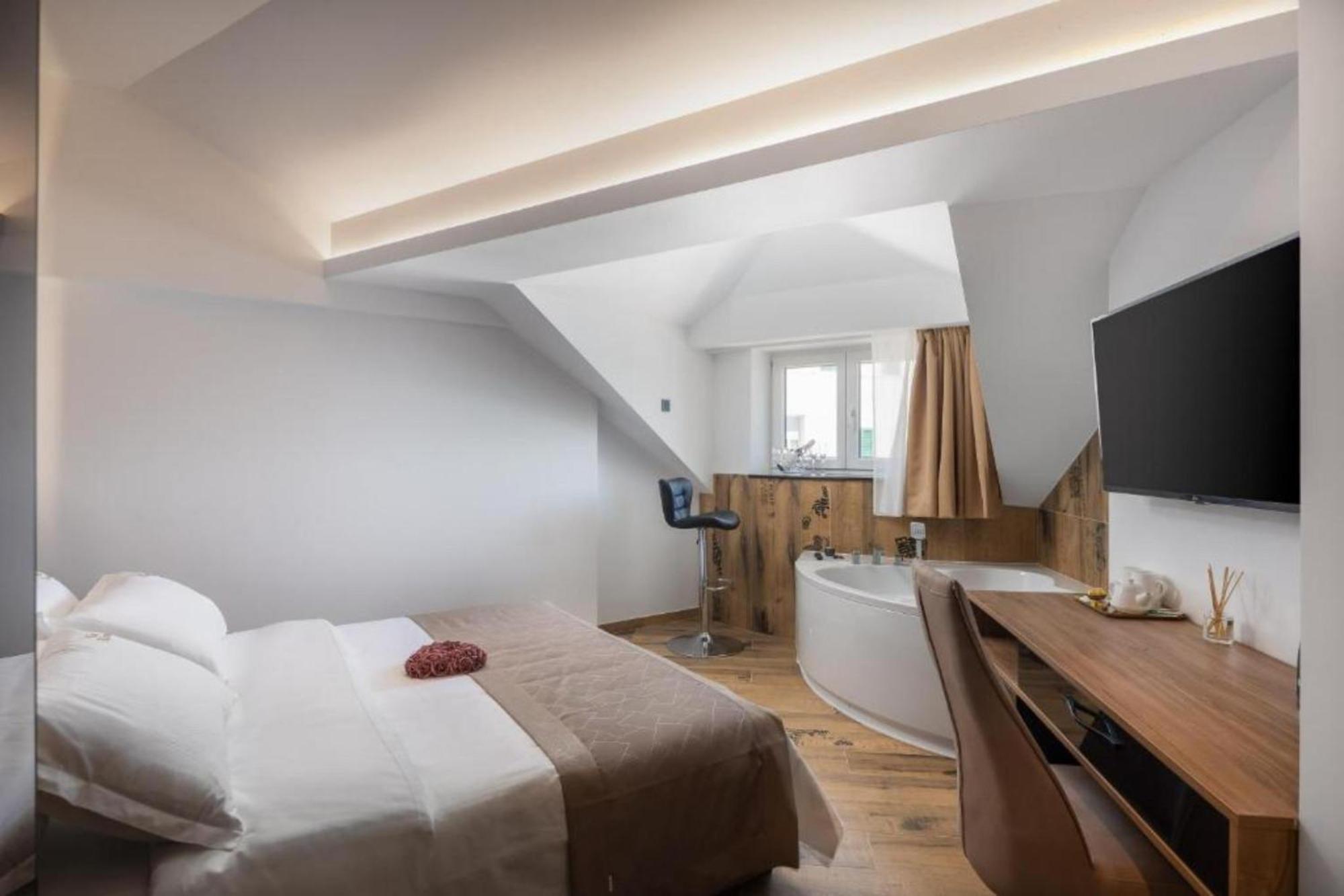Top Rooms Split Exterior photo